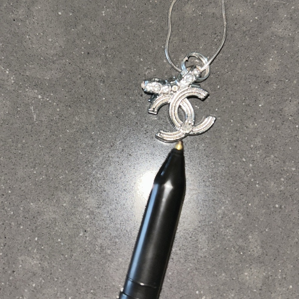 Chanel silver CC bow necklace (hallmark on back) - Picture 3 of 3